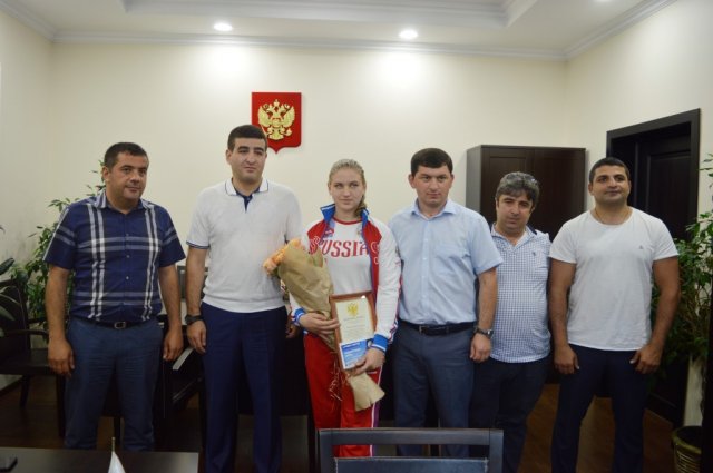 Спортсменку и ее тренера СШОР №3 г. Сочи наградили за высокий спортивный результат 2017